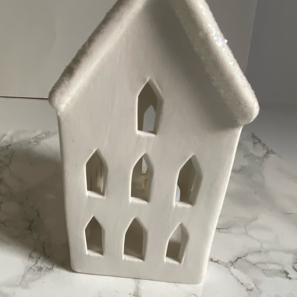 White ceramic house with glitter top. Use LED lights only . - Picture 8 of 10